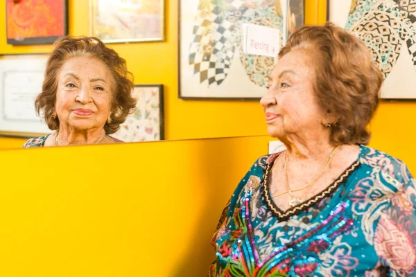 “Brasiliense” de 90 anos faz tatuagem em homenagem aos bisnetos