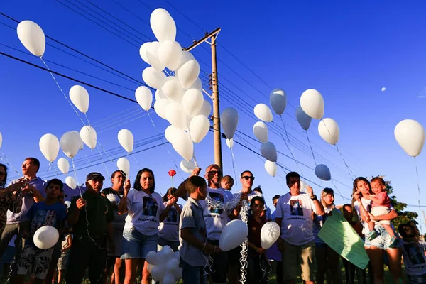 Família e amigos prestam homenagem à jovem assassinada em Samambaia