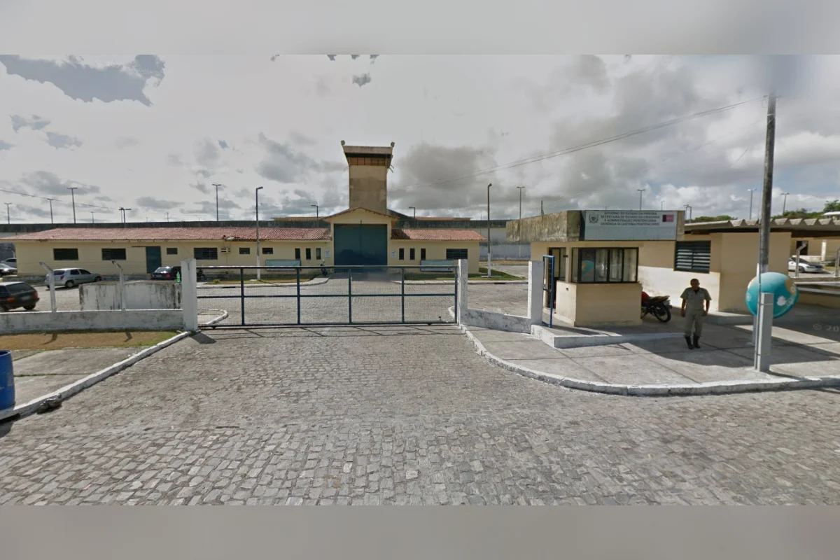 Facções rivais entram em guerra e ateiam fogo em presídio da PB