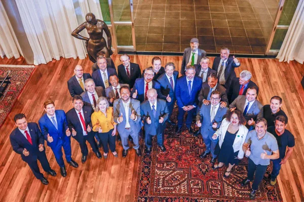 Foto colorida de Lula com políticos no Alvorada - Metrópoles