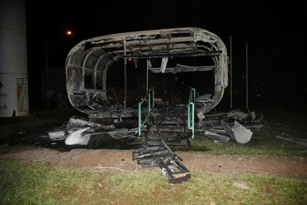Adolescentes são apreendidos após incendiarem posto da PM no DF