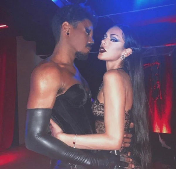 Ícaro Silva chama atenção ao inovar durante festa de Bruna Marquezine