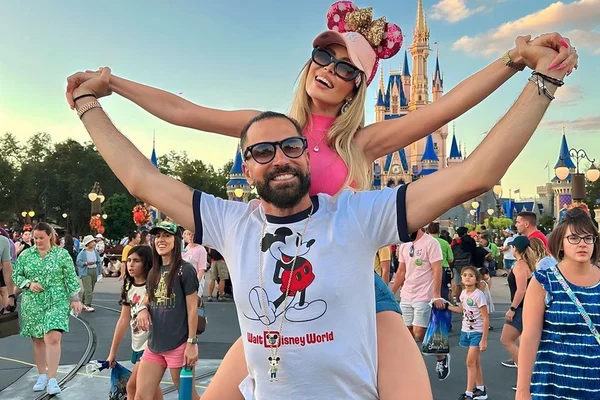 Latino e a noiva Raffa Rarbbie posam juntos na Disney - Metrópoles