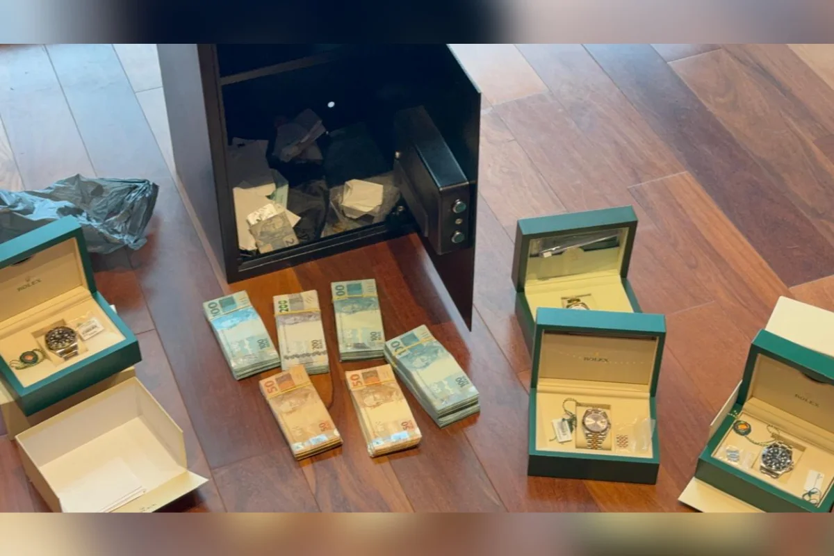 Na Barra da Tijuca foram apreendidos valores em espécie, duas pistolas, joias e relógios de alto luxo, além de um veículo, celulares e documentos Na Barra da Tijuca foram apreendidos valores em espécie, duas pistolas, joias e relógios de alto luxo, além de um veículo, celulares e documentos