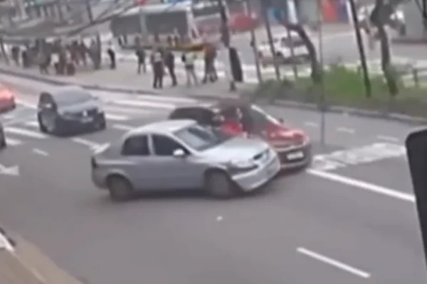 Imagem colorida de carro atropelando ciclista. Metrópoles