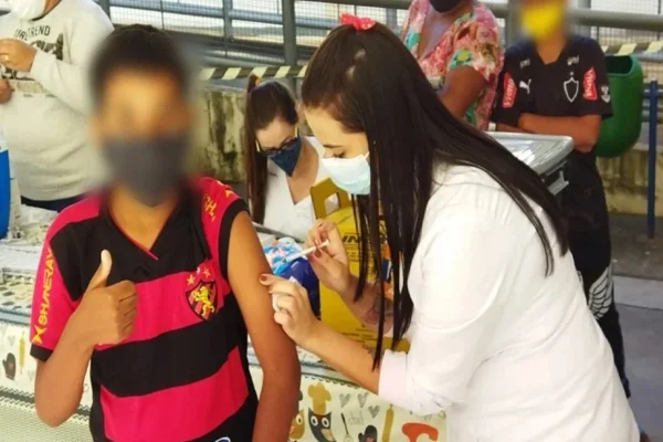 Justiça suspende vacinação de adolescentes contra Covid-19 em Betim