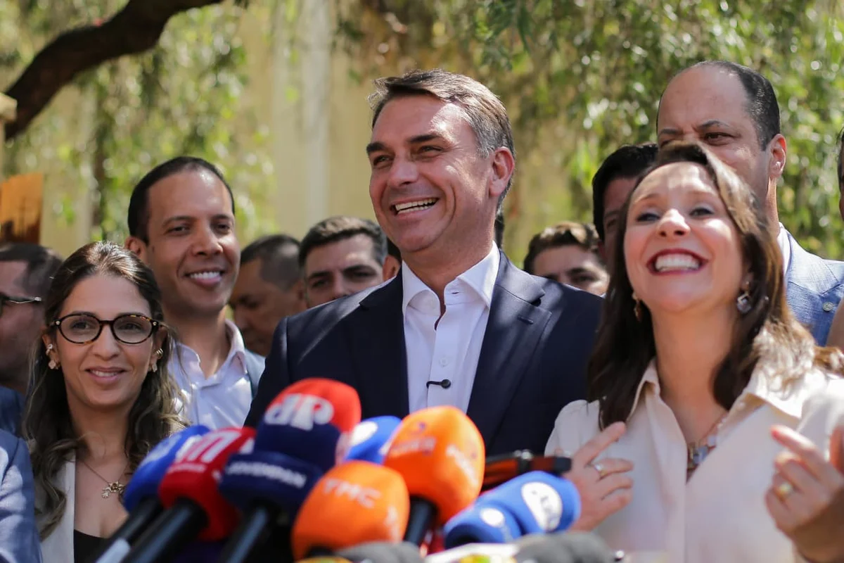 Sendo assim, flávio Bolsonaro em coletiva em frente ao seu QG de campanha