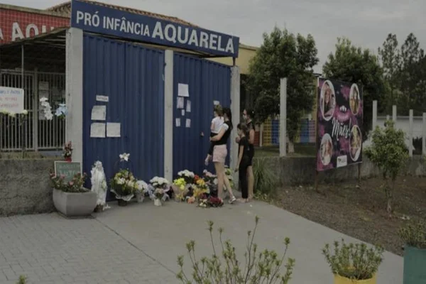 Pessoas prestam homenagem a vítimas de ataque em SC