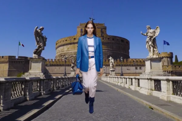 Modelo desfilando em vídeo do resort 2021 da grife Alberta Ferretti