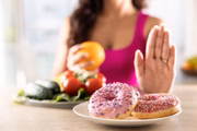 Existen alternativas naturales al azúcar, como edulcorantes naturales y frutas de bajo índice glucémico.