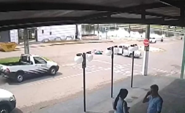 Mulher e criança caem de carro após porta do veículo se abrir em Catalão, Goiás
