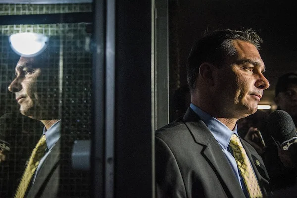 Irmã de milicianos assinou cheques para Flávio Bolsonaro, diz IstoÉ