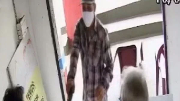 print de um vídeo em que um homem armado assalta uma loja