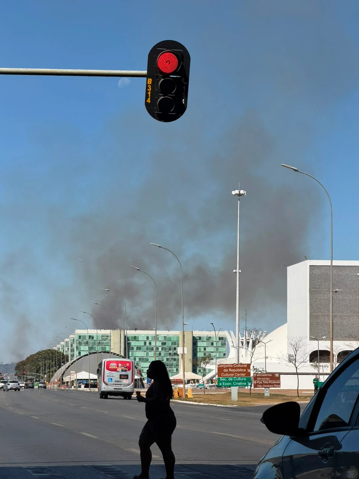 Visto da rodoviária, o incêndio parece ocorrer nos prédios ministeriais da Esplanada Visto da rodoviária, o incêndio parece ocorrer nos prédios ministeriais da Esplanada