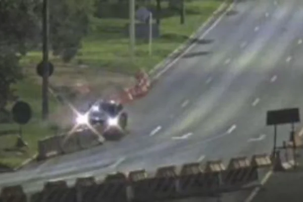 Imagens mostram momento exato em que carro bate em obra no Eixão