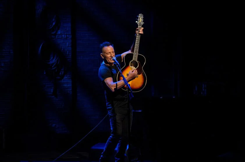 <b>Springsteen on Broadway.</b> No aclamado show baseado em sua autobiografia, Bruce Springsteen apresenta versões acústicas de suas músicas e conta histórias pessoais. Disponível em: 16/12 <b>Springsteen on Broadway.</b> No aclamado show baseado em sua autobiografia, Bruce Springsteen apresenta versões acústicas de suas músicas e conta histórias pessoais. Disponível em: 16/12