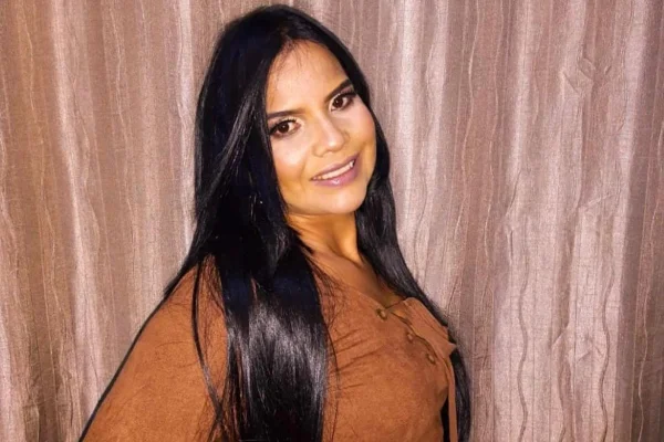 Imagem colorida mostra mulher que está internada em estado grave após aplicar remédio para emagrecer - Metrópoles
