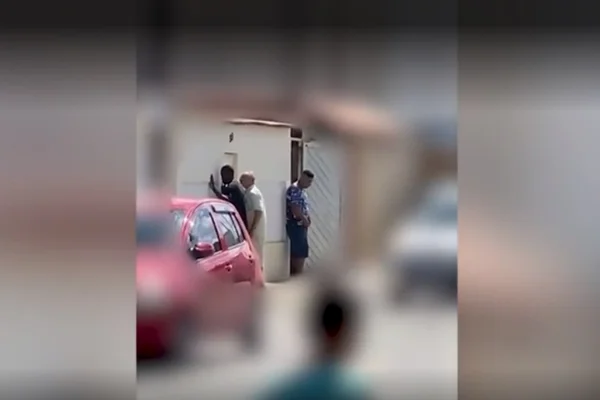 O homem branco também bateu com a arma nas costas de Wellington