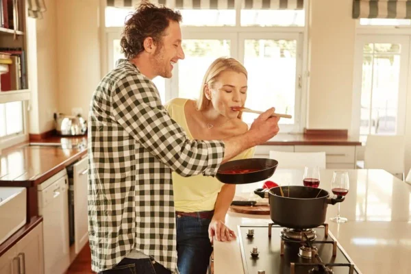 Casal cozinhando juntos
