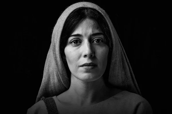 Foto em preto e branco da personagem Maria MAdalena em The Chosen - Metrópoles