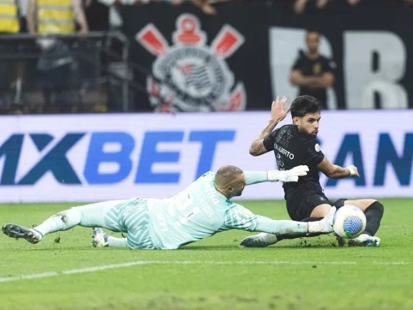 Foto colorida de Weverton, do Palmeiras, e Yuri Alberto, do Corinthians - Metrópoles
