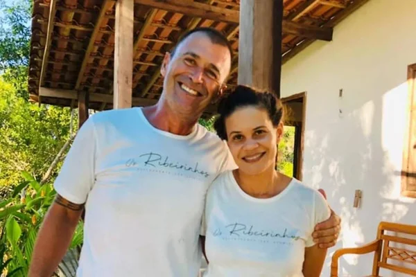 Imagem colorida mostra casal encontrado morto em restaurante de Porto Seguro - Metrópoles