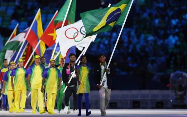 Isaquias Queiroz levou bandeira do Brasil no encerramento da Olimpíada