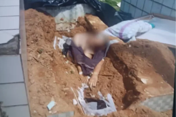 Imagem colorida, Vídeo: corpo é encontrado sentado sobre túmulo em cemitério de PE - Metrópoles