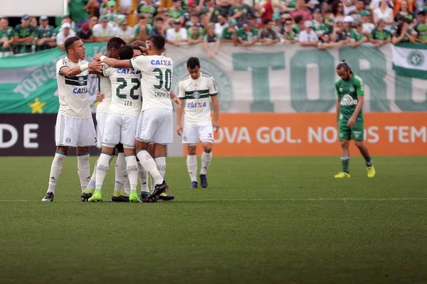 Chapecoense vence no fim, vai à Libertadores e rebaixa o Coritiba