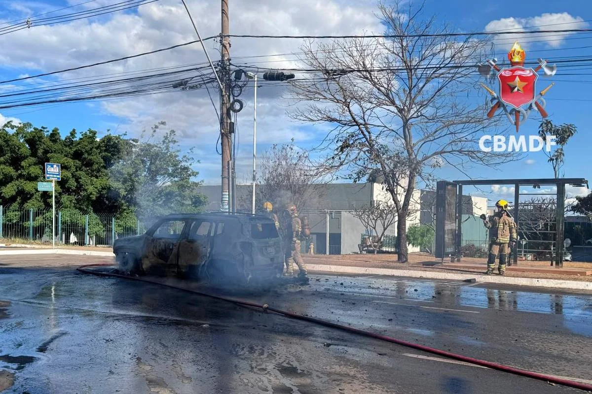 Carro Incendiado no Guará: Veículo Consumido Pelo Fogo na QI 25