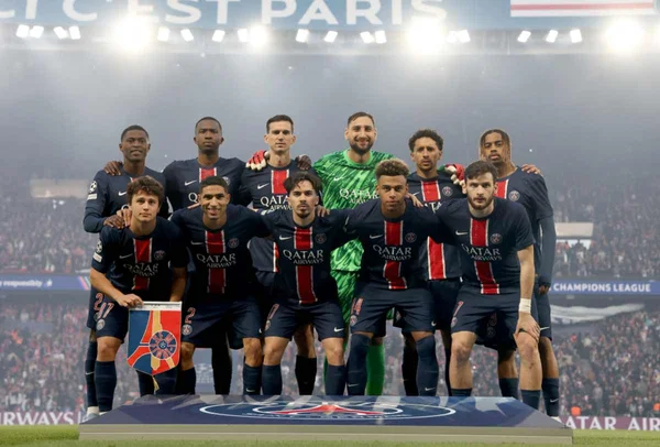 Imagem colorida da equipe do PSG- Metrópoles