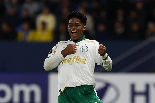 foto colorida do jogador Endrick no campo de futebol imitando macaco - Metrópoles