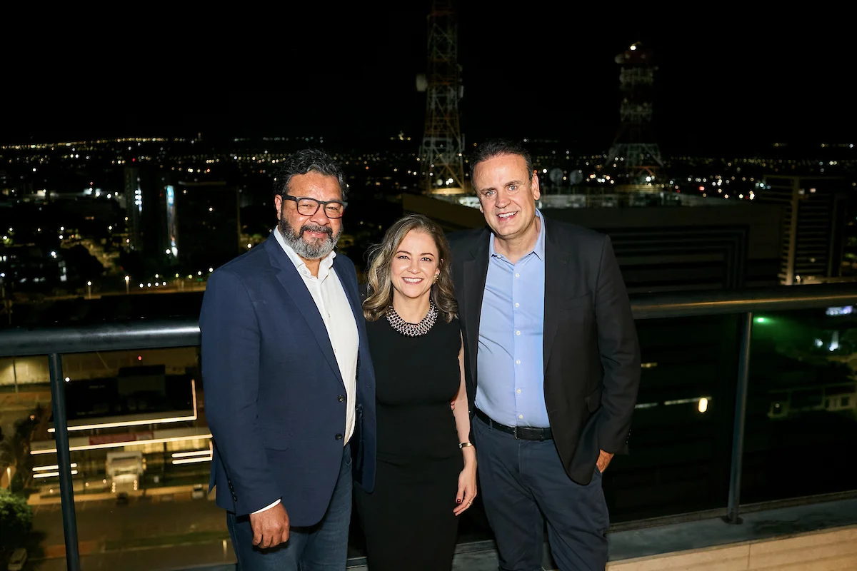 O CEO da Hotelaria Brasil, Márcio Lacerda; a diretora Comercial, Gabriella Spinola; e o Vice-Presidente da Hotelaria Brasil, César Nunes O CEO da Hotelaria Brasil, Márcio Lacerda; a diretora Comercial, Gabriella Spinola; e o Vice-Presidente da Hotelaria Brasil, César Nunes