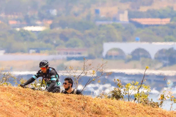 Ciclistas em dia ensolarado