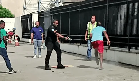 Imagem colorida mostra o momento que PM atira no pé de homem