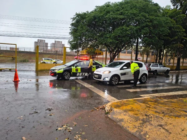 Carros parados na chuva - Metrópoles