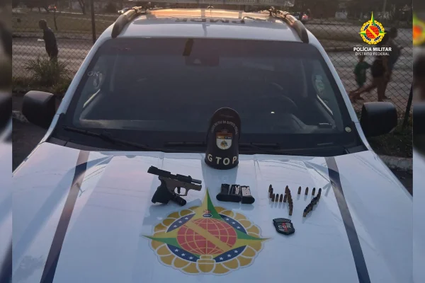 Motorista de aplicativo ameaça passageira com arma e é preso no DF