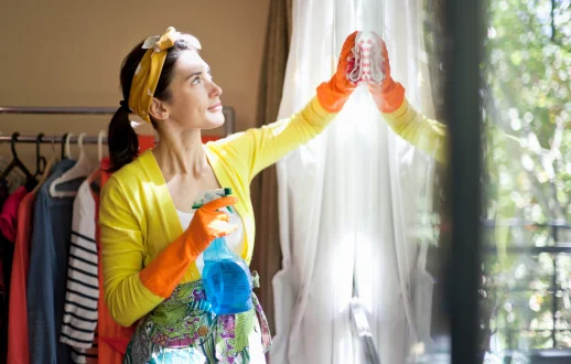 mulher limpando a casa