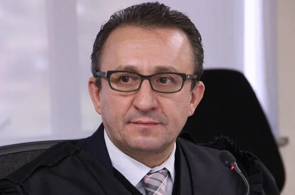 Imagem colorida do desembargador Rogério Favreto, do TRF-4 - Metrópoles