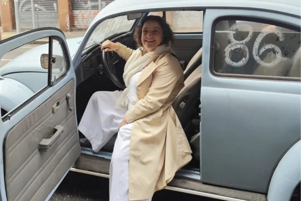 Imagem colorida do Fusca Itamar azul, modelo 1993, e a dona dele, a socióloga Ana Maria. - Metrópoles