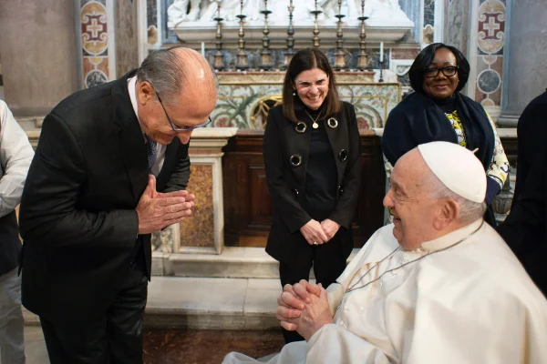 Imagem colorida de Geraldo Alckmin ao lado do papa Francisco