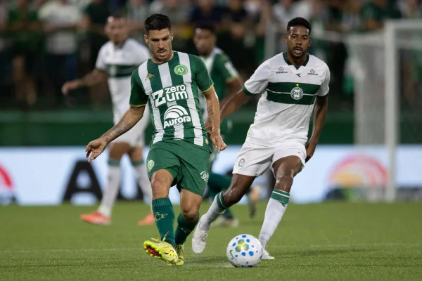 Jogadores em lance durante partida.