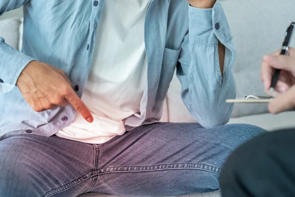 Foto colorida de homem durante consulta médica