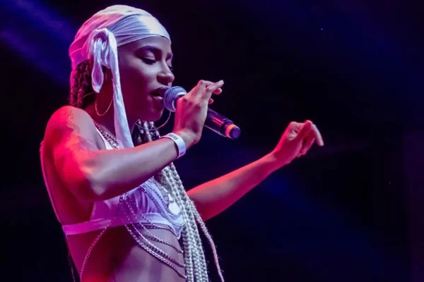 Talíz aposta no R&B e lança single Encosta em Mim