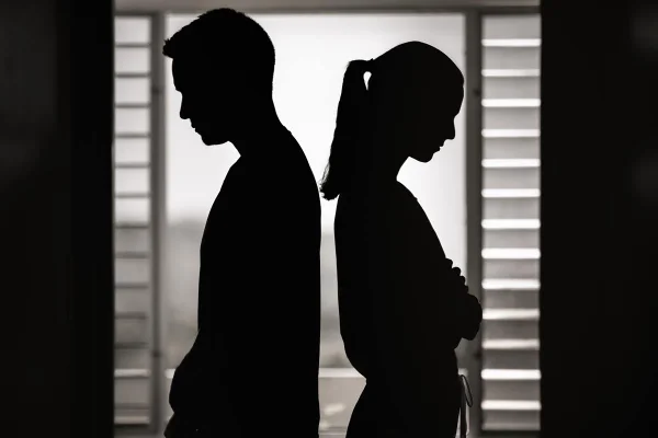 Foto colorida de um casal triste - Metrópoles