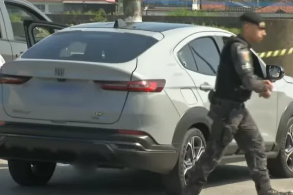 Imagem colorida de carro de membro do PCC morto pela Rota - Metrópoles