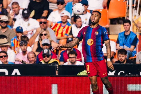 Gabriel Jesus estreia no Barcelona com goleada diante do Valencia