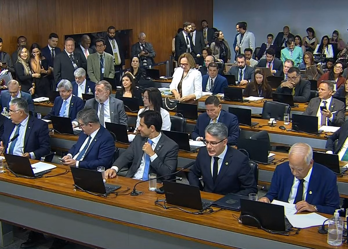 Plenário da CCJ do Senado durante votação da PEC da Blindagem