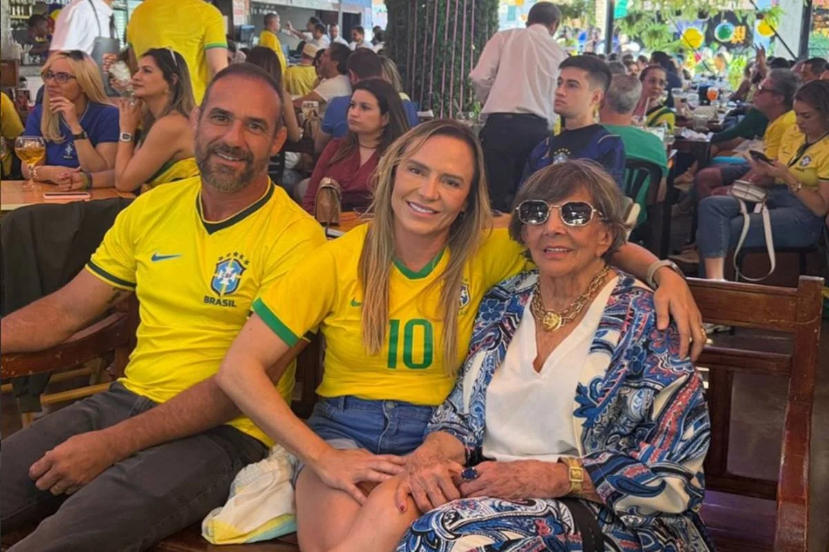 Celina Leão acompanha jogo do Brasil com a mãe, Celia Leão e o marido Fabricio Faleiro Celina Leão acompanha jogo do Brasil com a mãe, Celia Leão e o marido Fabricio Faleiro