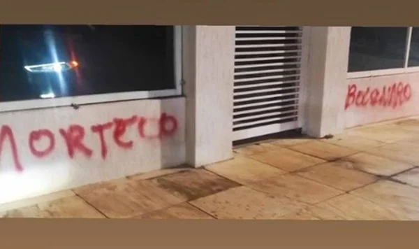 Carro e casa de ex de Bolsonaro são vandalizados: “Ódio gratuito”